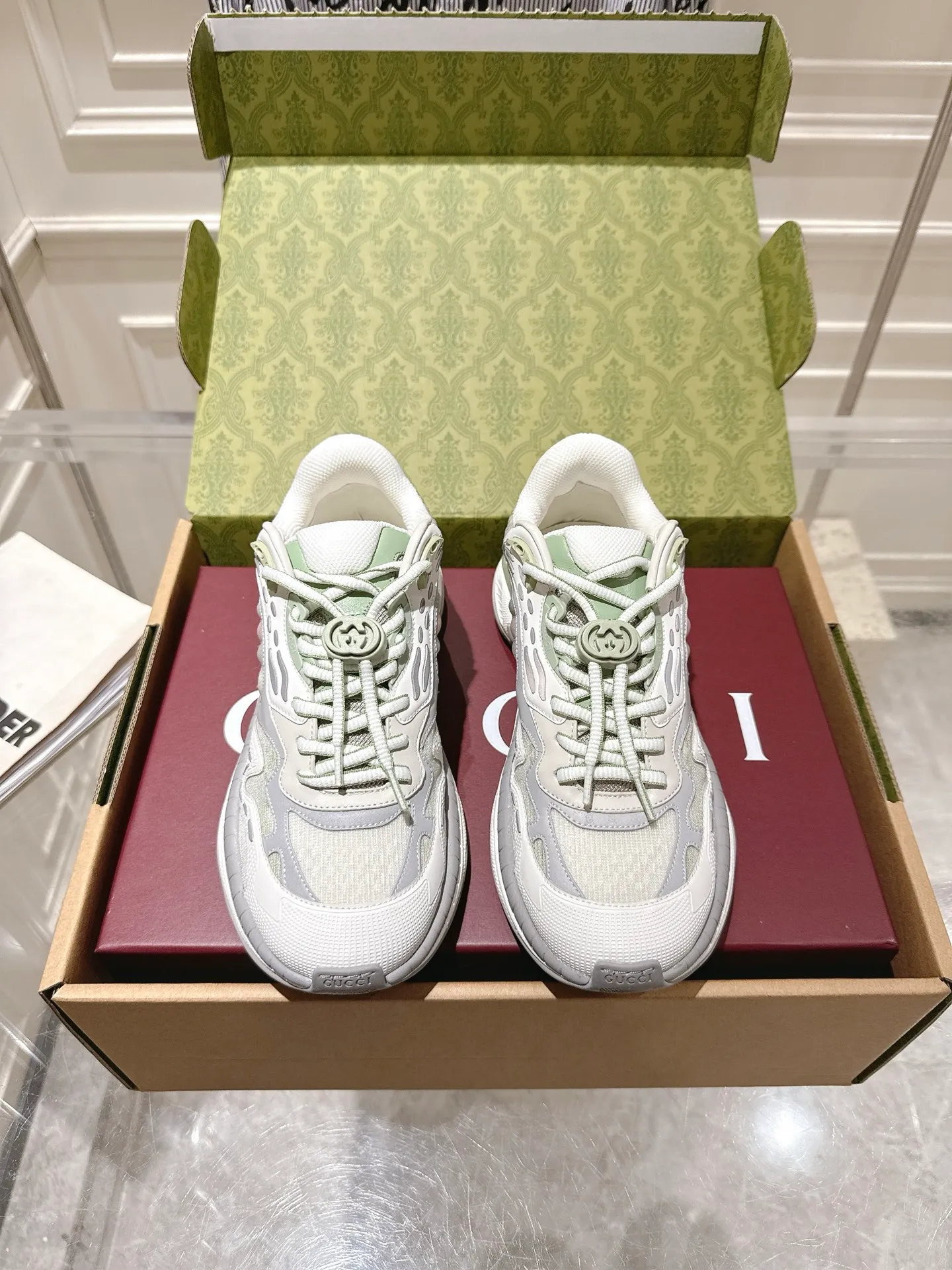 👟👟Ex-factory price 980👟👟Upgraded version with airplane case Gucci Gucci 25ss hot new style couple style retro sports shoes dad shoes This Gucci 2.0 reinterprets the brand's iconic striped webbing elements. This new interpretation of iconic details uses EVA thick soles with a smart silhouette, bringing a stable and comfortable wearing experience. Delivered in exquisite packaging. Fabric: Made of original imported cowhide/technical fabric. Inner foot pad: Breathable mesh. Heel height: 4cm. Sole: Original customized ultra-light foam rubber outsole. Size: 35-45 (women's size 40, men's size 45, custom-made, non-returnable)